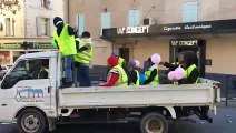 Manosque : les gilets jaunes à l’arrière d’un camion benne défilent en ville