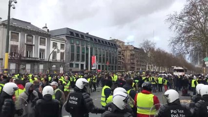 Sarı Yeleklilere" Polis Müdahalesinde Gözaltı Sayısı 100'ü Geçti
