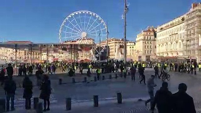 Gilets jaunes à Marseille : manifestants et CRS face à face sur le Vieux-Port
