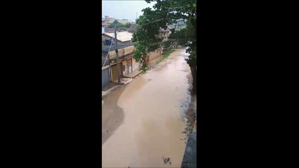 Tải video: Ruas ficam alagadas em Guriri, em São Mateus, na região Norte do Estado