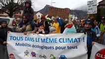 A Cluses,  près de 200 personnes défilent pour le climat