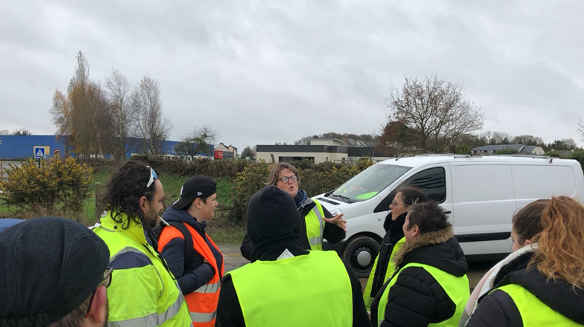 Les Gilets Jaunes De Lamballe Et Saint Alban Unis Sur Un Pont De La Rn12