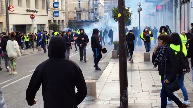Avignon : la police disperse la foule avec des gaz lacrymogènes