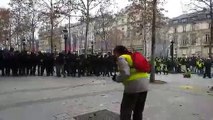 Fransız polisi bir göstericiyi doğrudan hedef alarak karnından vurdu!