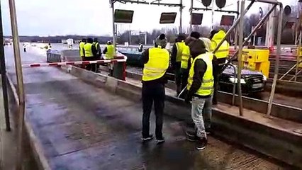 Les gilets jaunes à la barrière de péage de Fontaine sur l'A36