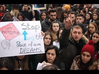 LIVE - Studentët protestojnë para ministrisë së Arsimit: Ne jemi shumë!