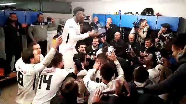 La joie dans les vestiaires de Raon-l'Etape après sa victoire en Coupe de France face à Saint-Maur Lusitanos