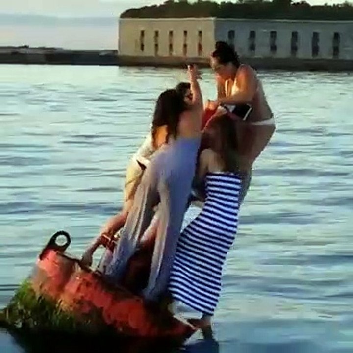 Denizde mahsur kalan kadınlar