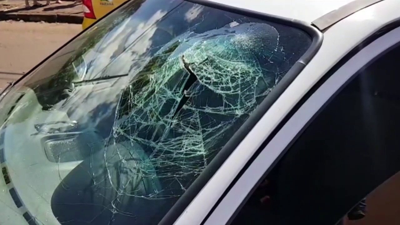 Jovem fica ferido ao bater a cabeça no para-brisas de carro