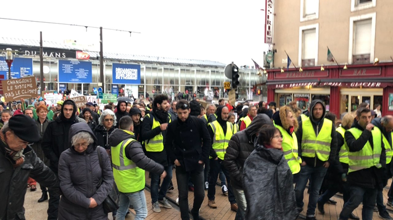 Gilets jaunes et défenseurs de l’environnement ensemble dans les rues du Mans