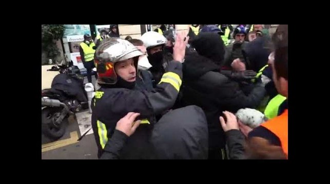 Les CRS ont dû ouvrir la voie à ces pompiers pour qu'ils puissent intervenir