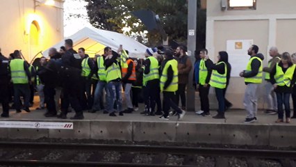 Les Gilets jaunes entonnent la Marseillaise après avoir "pris" symboliquement la gare de Bollène