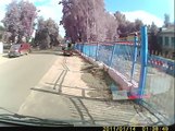 Un motard se relève sans une égratignure après une chute énorme