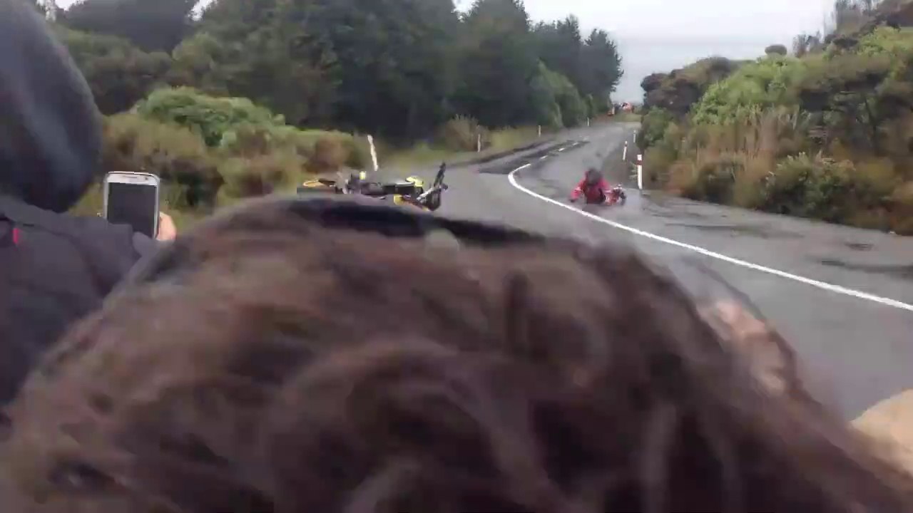 Des photographes frôlés par un motard qui chute en pleine course...