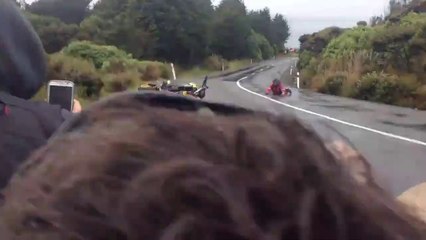 Des photographes frôlés par un motard qui chute en pleine course...