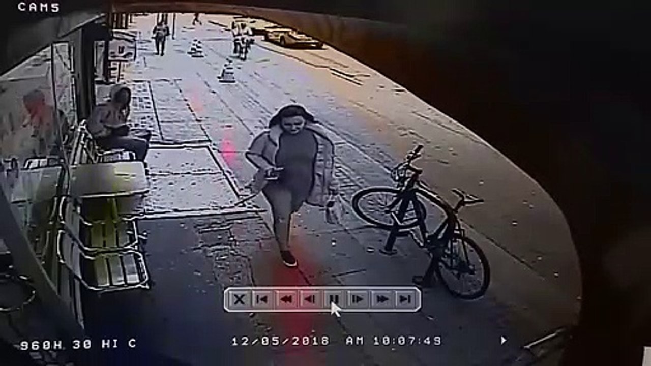 Un homme se fait pousser sous les roues d'un camion sans raison