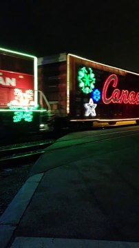 Un magnifique train décoré pour Noël au Canada !