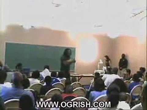 Ce policier se tire dans la jambe par accident en classe