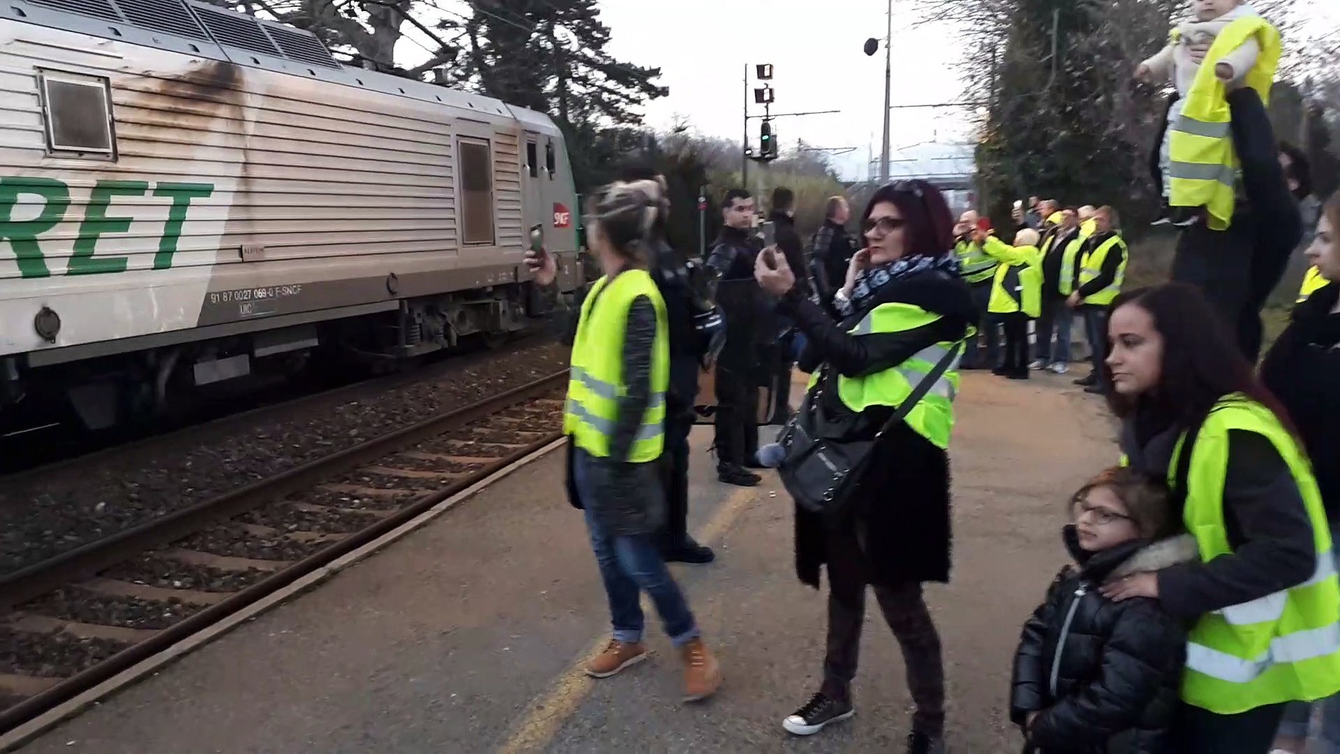 Blocage de la gare SNCF de Bollène par les Gilets jaunes - Vidéo Dailymotion