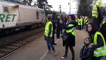 Blocage de la gare SNCF de Bollène par les Gilets jaunes