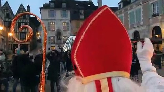 À Auxerre Saint-Nicolas débarque en péniche sur les quais