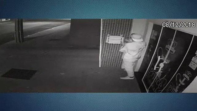 Imagens flagram rapaz furtando câmera de segurança