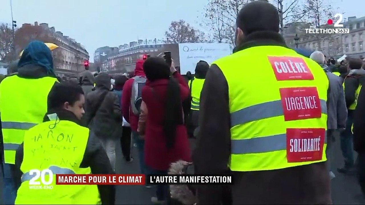 À Paris, "gilets jaunes" côtoient les "gilets verts"