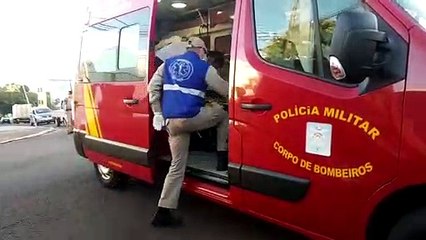 Prisma bate contra ciclista na Rua Jacarezinho