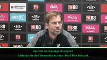 16e j. - Quand Klopp congratule Salah pendant l'alarme d'urgence...