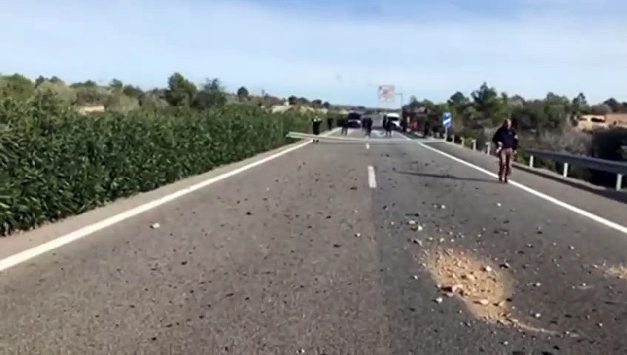 Los CDR se preparan para pasar la noche en la AP-7 en L'Ampolla