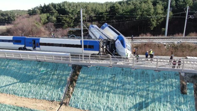 KTX 강릉선 이틀째 복구 작업...승객들 불편 / YTN