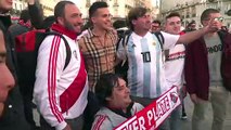 Banderazos de hinchas de Boca y River en la víspera de la final