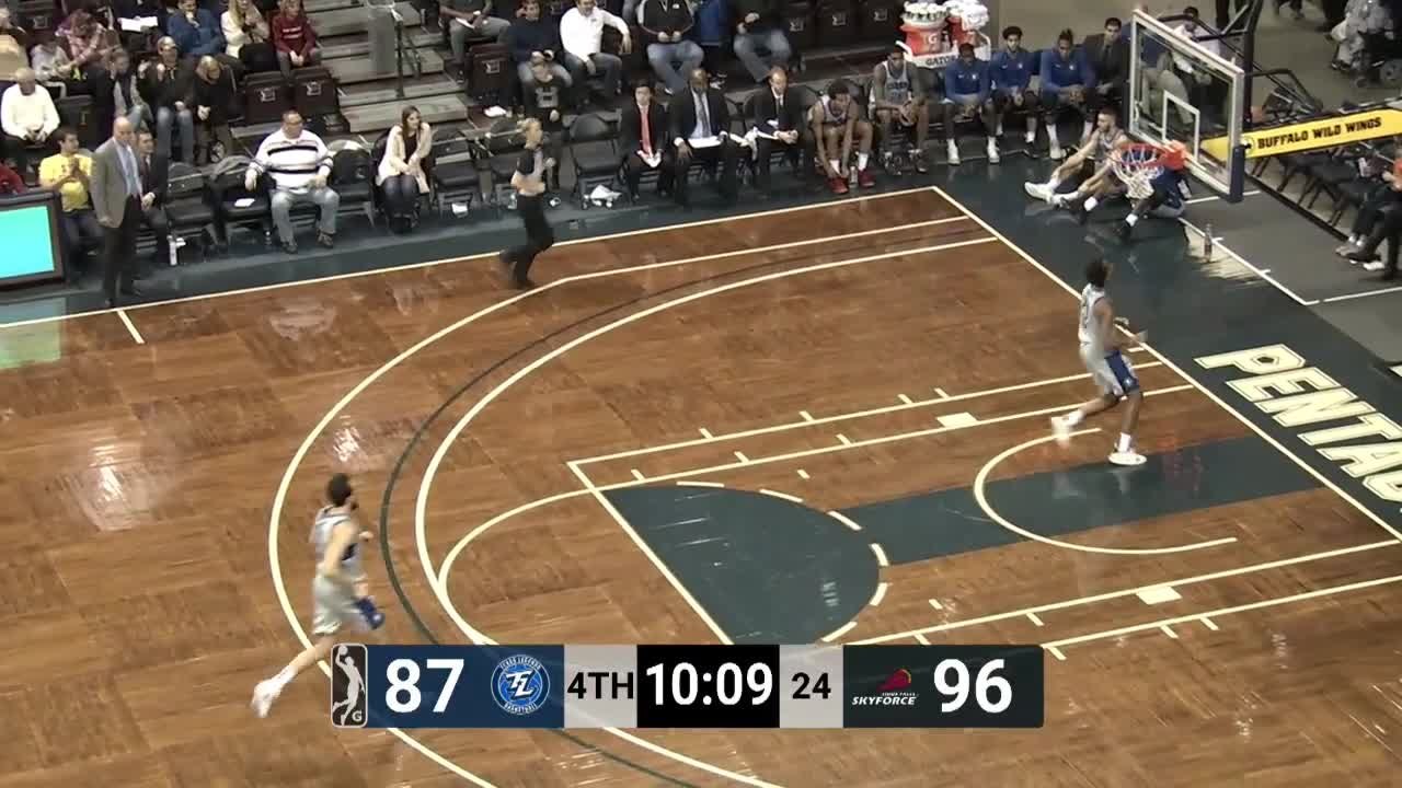 Raphiael Putney with the huge dunk!