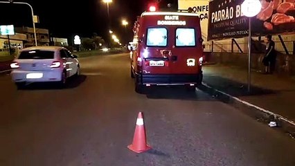 Carro e moto batem e condutor do veículo foge sem prestar socorro