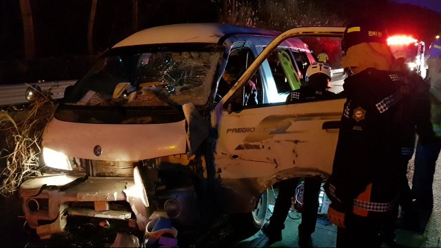 서해안고속도로 승합차 사고...1명 사망·6명 부상 / YTN