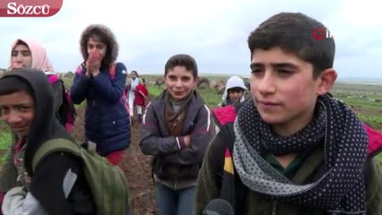 Çamurlu yollarda eşek sırtında okula gitmeye çalışıyorlar