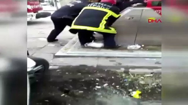 Kağıt toplayıcısı çöp konteynerine düştü