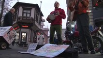 5 Yıldır Dünyayı Gezen 3 Seyyah, Uçak Parası İçin Bursa Sokaklarında Şarkı Söylüyor
