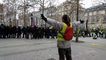 Paris : Un Gilet Jaune avec les bras levés reçoit un tir de flash ball dans le ventre