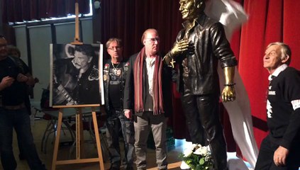 La statue taille humaine de Johnny Halliday : 1m86 de bronze