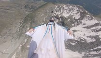 Brendan Weinstein réalise un vol en wingsuit sans regarder le sol en Suisse