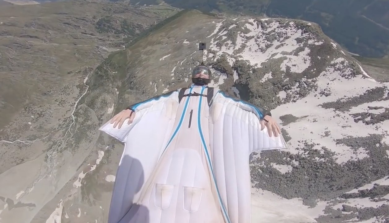 Brendan Weinstein réalise un vol en wingsuit sans regarder le sol en Suisse