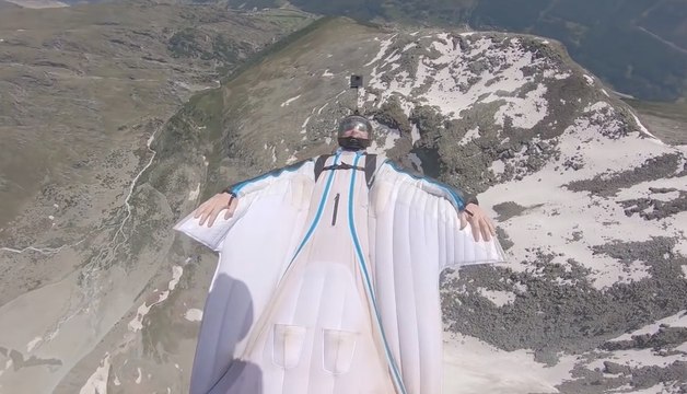 Brendan Weinstein réalise un vol en wingsuit sans regarder le sol en Suisse