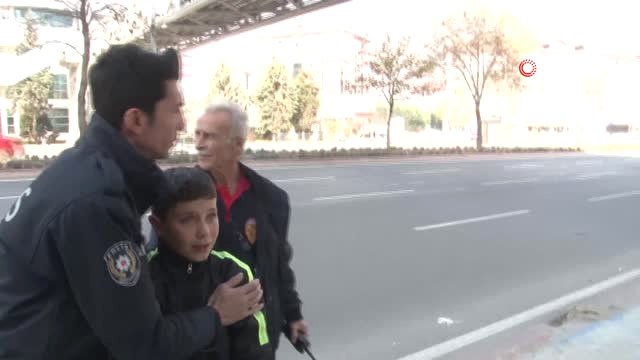 Annesiyle Mahsur Kaldığı Asansörden Kurtarılan Çocuk Polise ve İtfaiyeye Sarılıp Gözyaşı Döktü