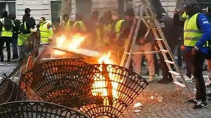 "Gilets jaunes": des heurts éclatent à Paris