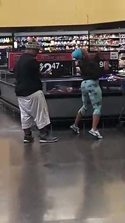 Elle twerke pour son homme dans un supermarché