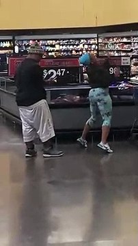 Elle twerke pour son homme dans un supermarché