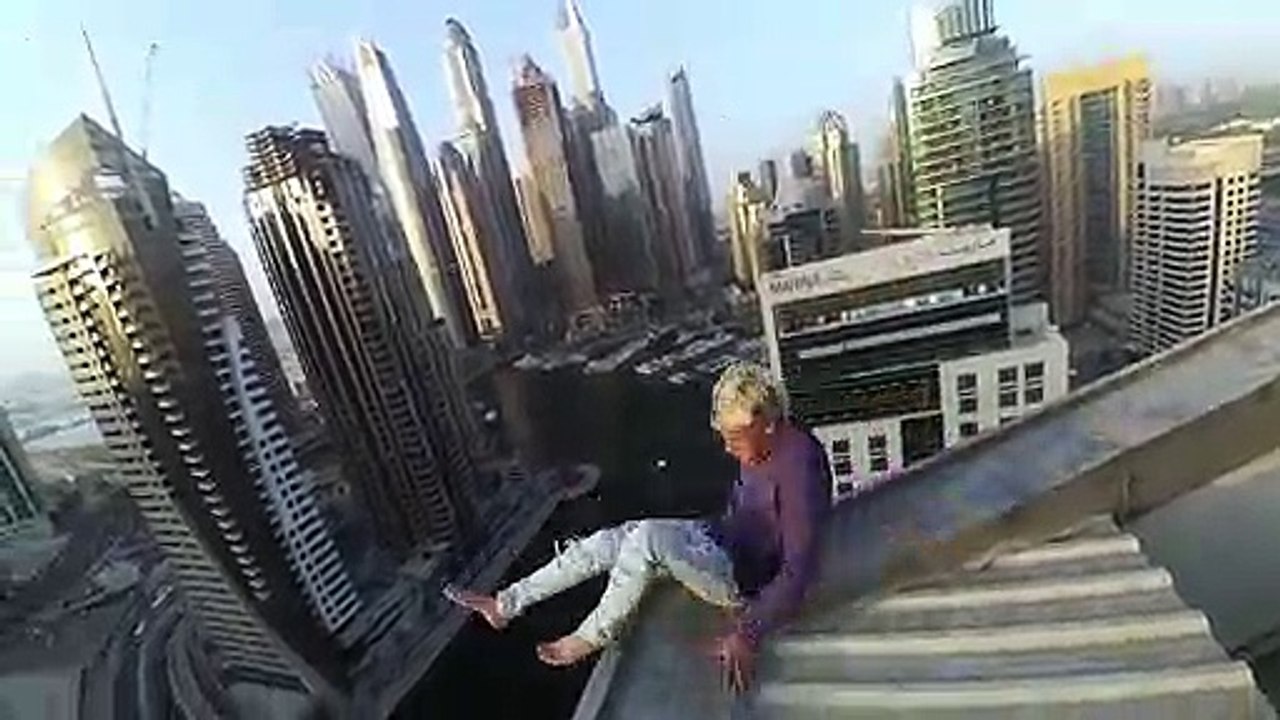 Le mec peut entendre la mort frapper quand il exécute des cascades hautes