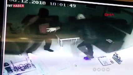 Dükkan sahibi silahlı soyguncuyu etkisiz hale getirdi