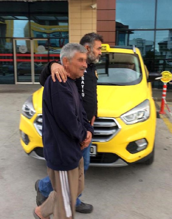 Annesini Boğazını Keserek Öldürdü